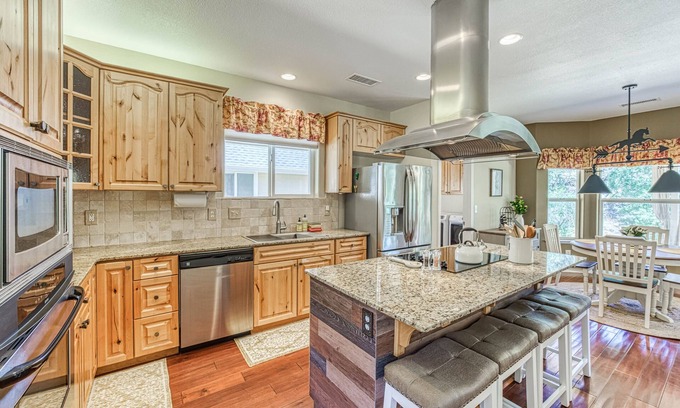 Mariposa House | Mountain home near Yosemite with sweeping views, high-speed Starlink internet