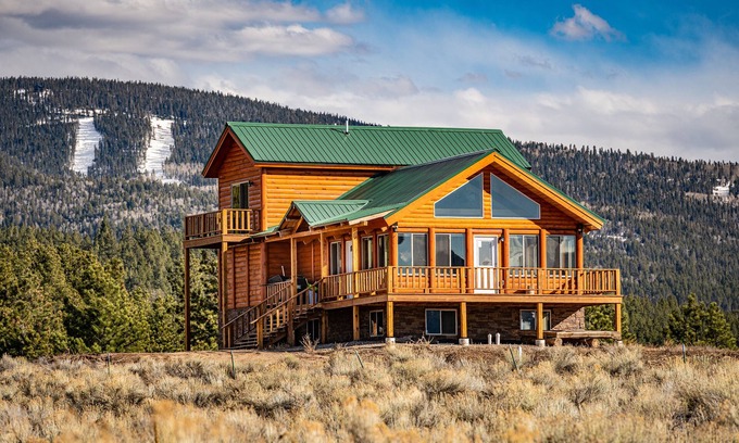 Angel Fire House | Mountain House Sleeps 18, Mins to Ski, Hike, Golf, Fish; Generator; Fenced Yard