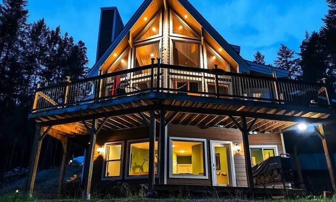 East Kootenay House | Mountain & Lake Koocanusa + Nearby Fernie