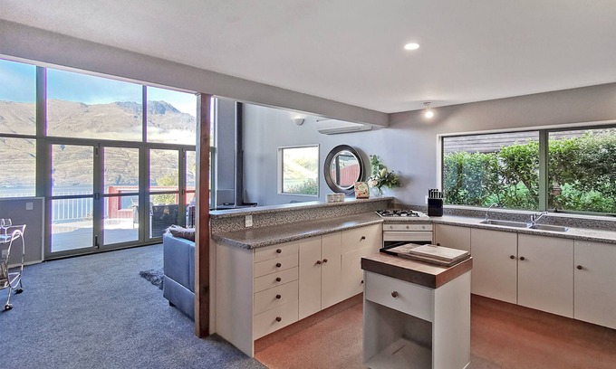 Fernhill House | Mountain, lake, sun and this sensational home