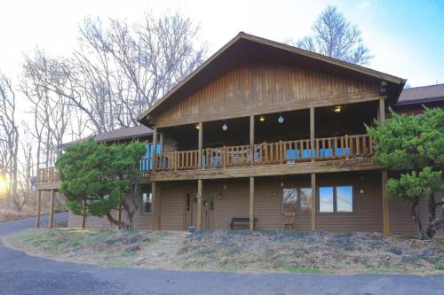 Natural Bridge House | Mountain Lodge - Heated Pool 83 Degrees