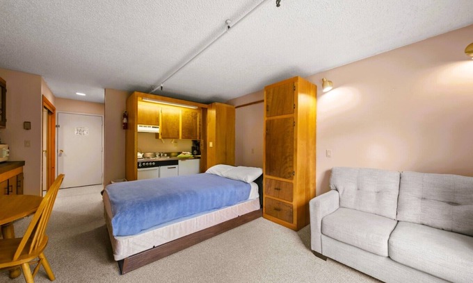 Stoneham Cabin | Mountain Lodge Vibes | Studio Stay Near Hiking & Lakes