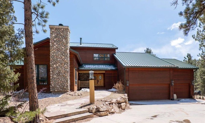 Lake George Cabin | Mountain Lodge with sauna-350acres. 5 minutes from fishing, kayaking, boating