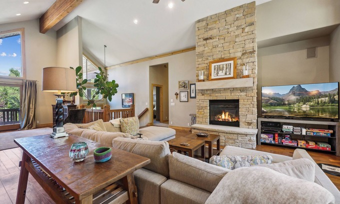 Summit Park House | Mountain Luxury: Sleeps 10, Private Hot Tub, 15 Min to Canyons, Ideal for Family Getaways!