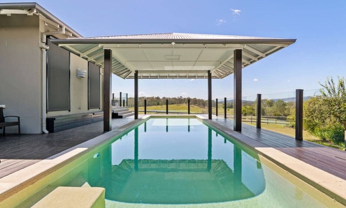 Tamborine House | Mountain Majesty with Poolside: Relaxing Getaway