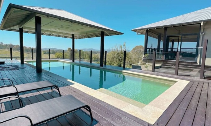 Tamborine House | Mountain Majesty with Poolside: Relaxing Getaway