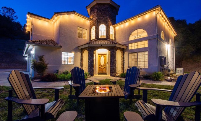 Oakhurst Villa | Mountain Majesty with Hot Tub, Pool Table, Generator, EV Hookup