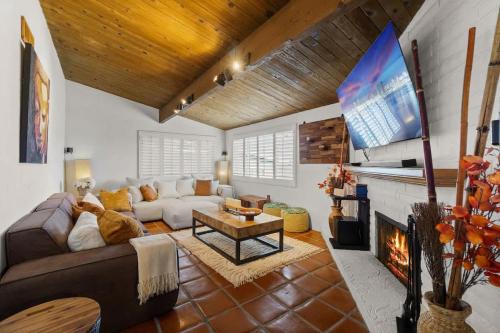 Lemon Grove House | Mountain Majesty with AC BBQ Parking