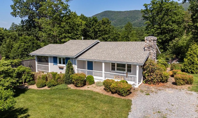 Luray House | Mountain Meadow Cottage w/ Hot tub