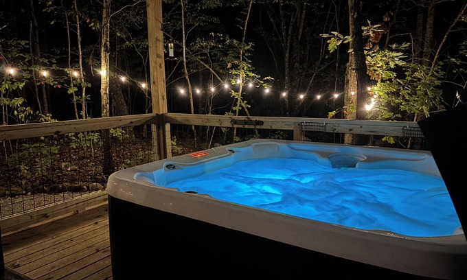 Monteagle House | Mountain Mist - HOT TUB, King bed, fire pit, modern brand new home in Monteagle