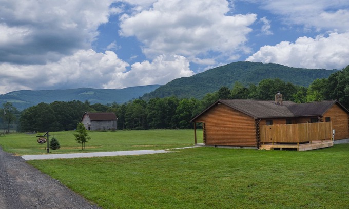 Harman House | ✧ Mountain Mist- KING bed, game room, A/C - NO CLEANING FEE!