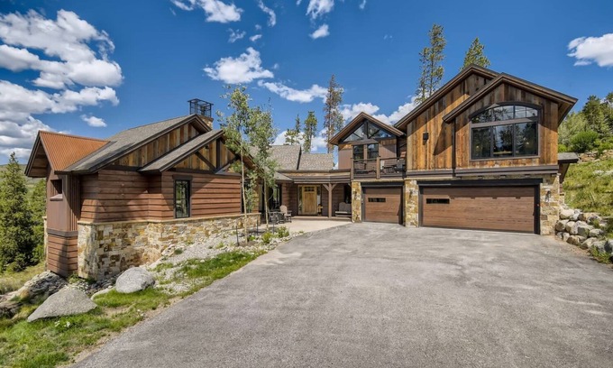 The Highlands House | Mountain Modern. Views! Hot Tub!