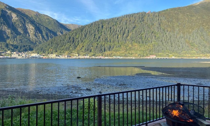 Juneau House | Mountain N' Shores Chalet