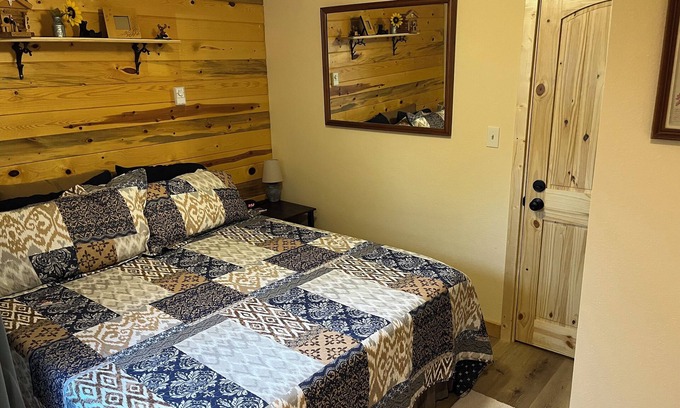 Hill City Cabin | Mountain Peaks Inn, SILVER PEAK SUITE, Downtown Hill City