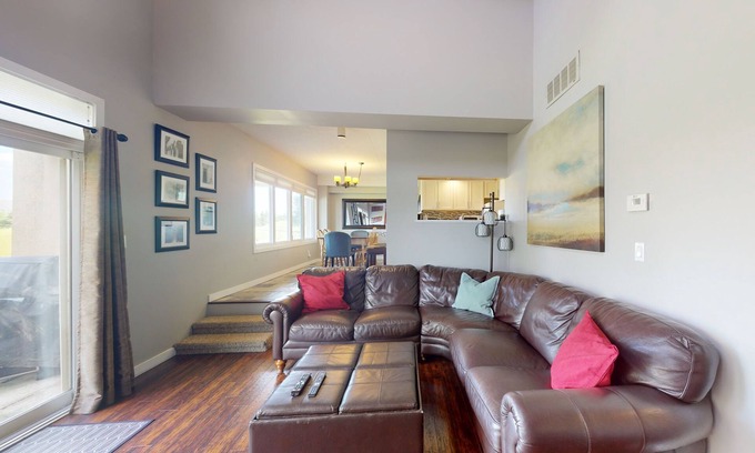 The Blue Mountains House | Mountain retreat with a balcony, grill, fireplace & tennis access - walk to lift