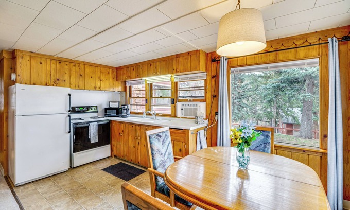 Cascade Cottage | Mountain Retreat at Base of Pikes Peak!