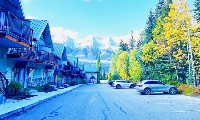 Harvie Heights House | Mountain Retreat Townhouse - 2 mins drive to Banff National Park Gate