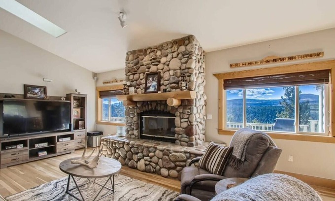 Black Hawk House | Mountain Retreat/Deck, Views/Sleeps 10