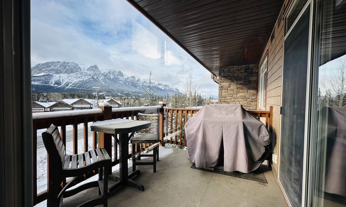 Canmore House | Mountain Retreat - Heated Pool & Hot-tub
