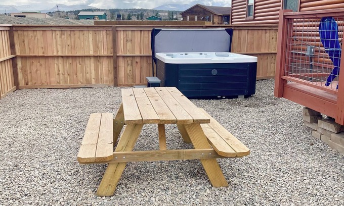 Fairplay Cabin | Mountain retreat I Hot Tub l Views l Cozy & Clean l Dog-friendly l Near Breck