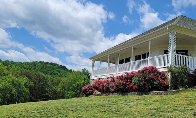 Lenoir Villa | Mountain Retreat. Relax and Recharge. nSpacious House with Sunny Terrace. Views