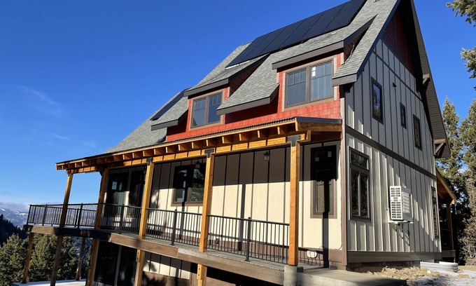 Drummond House | Mountain Retreat: Stunning Views, Off-Grid Luxury, Trails, Fishing, Stargazing