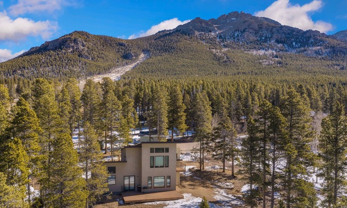 Estes Park House | Mountain Retreat with Panoramic Views & WiFi in Estes Park