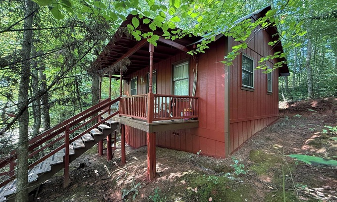Blairsville Cottage | Mountain Rose Cabin - Fido Friendly Mountain Escape near Helen, & Blue Ridge