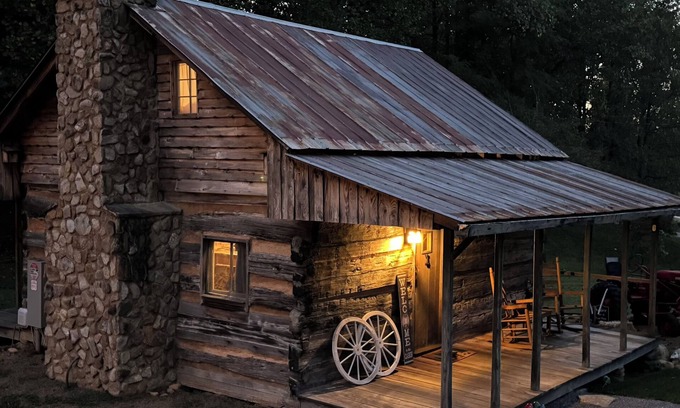 Gatlinburg - Pigeon Forge Cabin | Mountain Silotude 1 bedroom, 1 bath, fire pit, game room & hot tub Sleeps 4