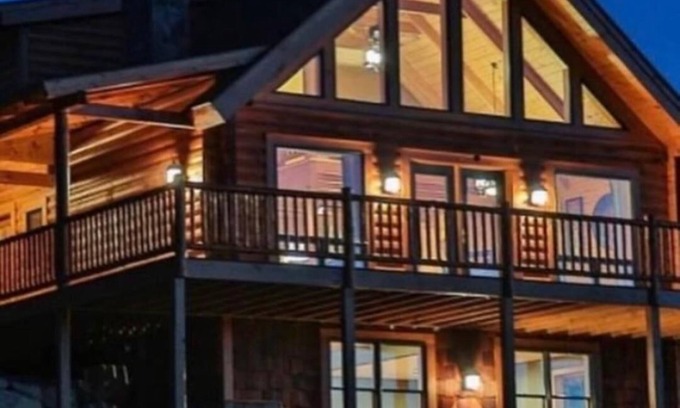 Madison House | Mountain Ski House w/hot tub, wrap around deck, panoramic views!