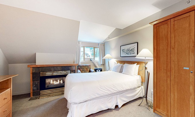 Whistler Village Apartment | Mountain studio with fireplace, kitchen, & gym - near golf & ski lifts