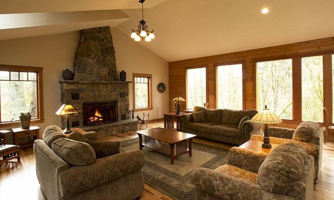 McMinnville Cabin | Mountain Style Lodge with stunning view of woods and creek, close to downtown.