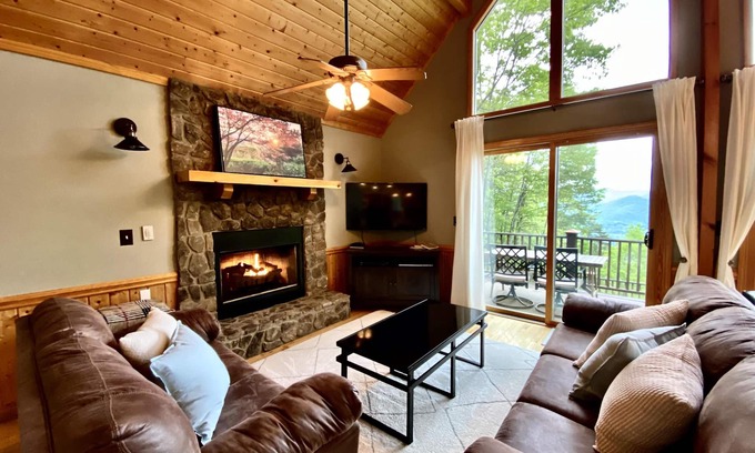 Bryson City Cabin | "Mountain Time" Mt Views/HotTub/Wi-Fi/Shuffleboard