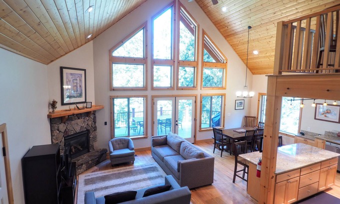 Yosemite West House | Mountain getaway with WI-FI, A/C, Park Reservations Included