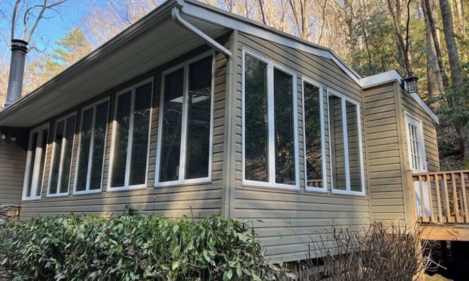 Blairsville Cabin | Mountain Valley Hideaway with 1000' of Stream!
