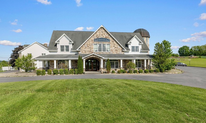 Mt. Bethel House | Mountain Valley Mansion/200-Acre Farm/Sleeps 16/Partial Property Rental