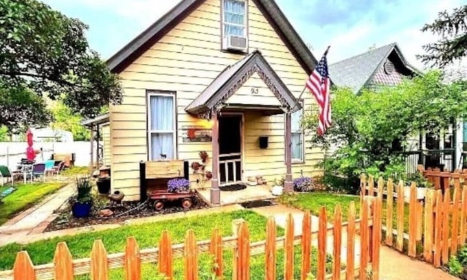 Glenwood Springs House | Mountain Victorian+Heart of Downtown+Kitchen+Yard!