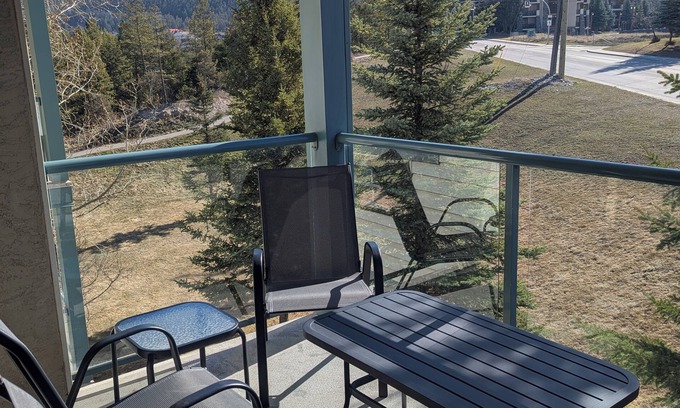 East Kootenay Condo | Mountain Views, Pool, Hot Tub! 1500 sqft 2BR + Loft, Penthouse