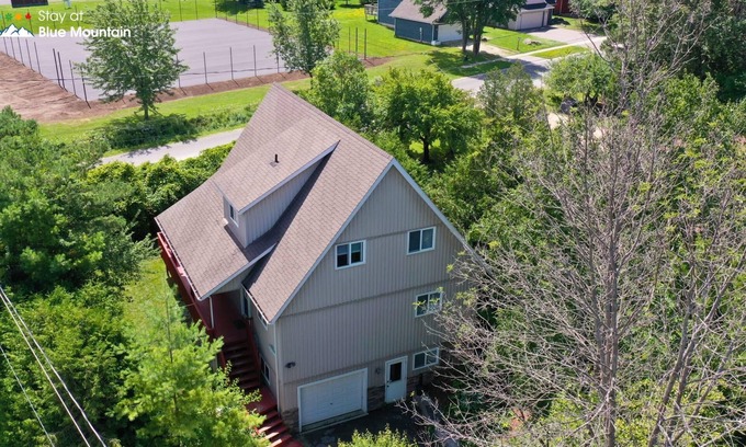 The Blue Mountains Ski Chalet | Mountain Views, Steps to BM Village, Hot Tub, BBQ