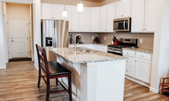 Erie House | Mountain View 3-bedroom townhome with AC and WiFi in Downtown Erie