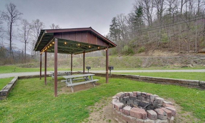 Briceville Apartment | Mountain-View Briceville Studio: Pets Welcome!