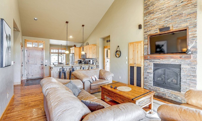 Powell Butte Cabin | Mountain-View Cabin Near Trails in Powell Butte!