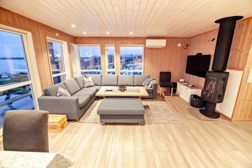 Sennesvik House | Mountain View Cabin