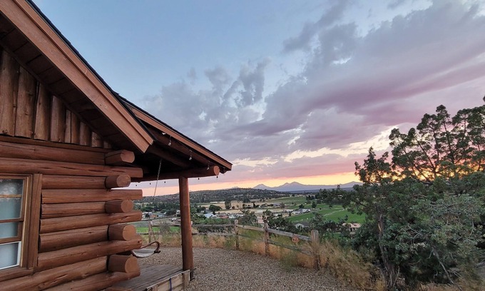 Terrebonne Cabin | Mountain View Cabin Oasis near Smith Rock on Multi-acre Property, Dog-Friendly!