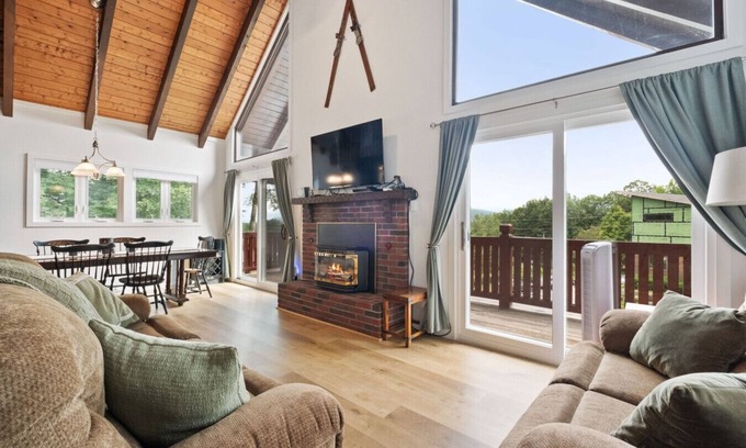 Lincoln House | Mountain View Chalet w/Amenities