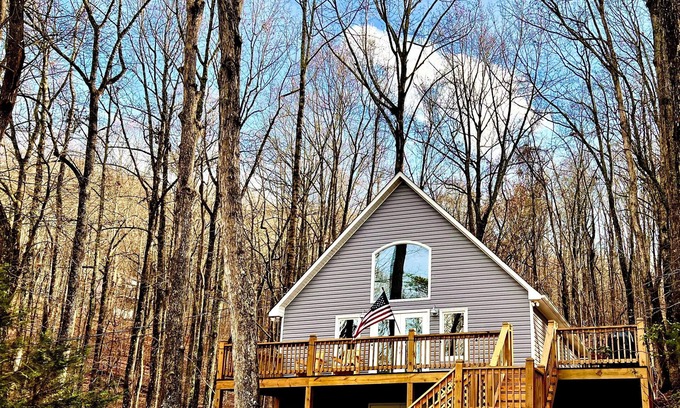 Walnut Mountain House | Mountain View ChaletnSunsets.HotTub.DogsnGameRoom
