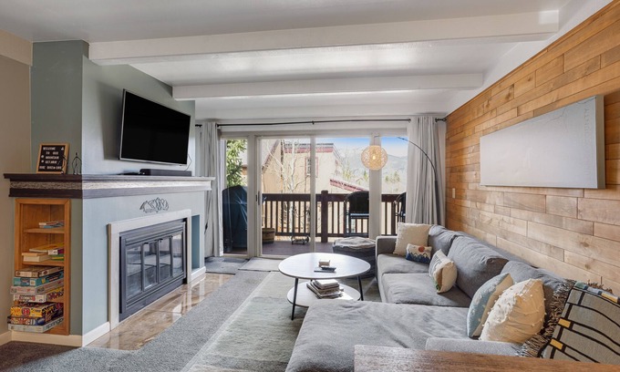 Wildernest Condo | Mountain-View Condo on Bus Route with Balcony, Desk, Fireplace, WiFi & Grill