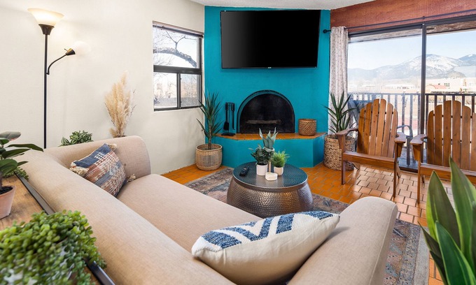 El Prado Condo | Mountain View Condo 25 min to Taos Ski Resort