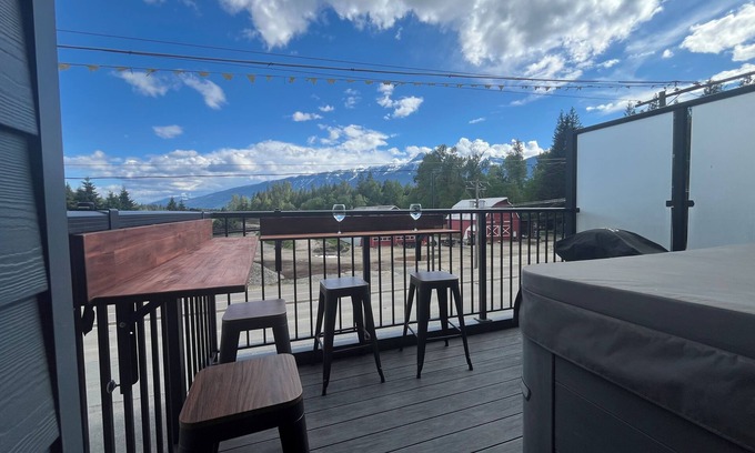 Revelstoke Condo | Mountain View Condo w/Hot Tube! 2B/1B - Central between Ski Resort and Downown