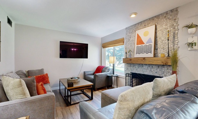 Edwards Condo | Mountain-view condo with outdoor pool, fireplace, grill, patio, pool table & W/D